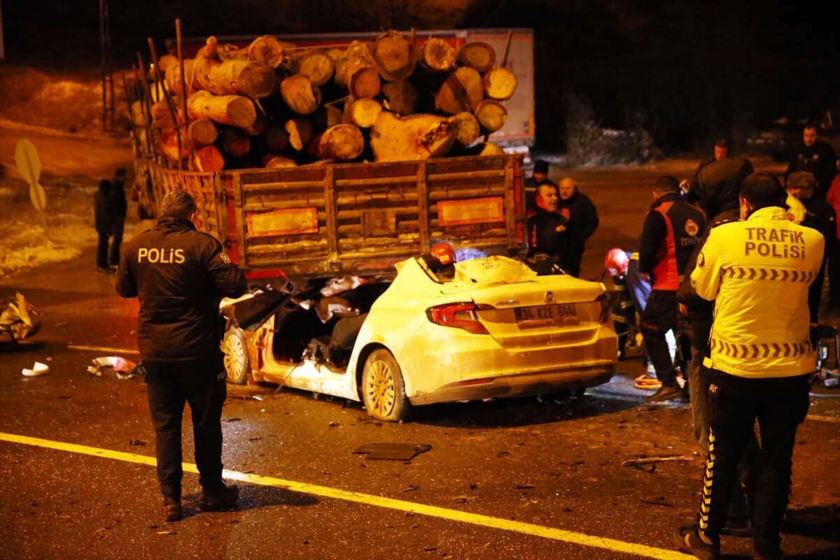 TIR’a çarpan otomobil bu hale geldi! 1 ölü, 2 yaralı var 1