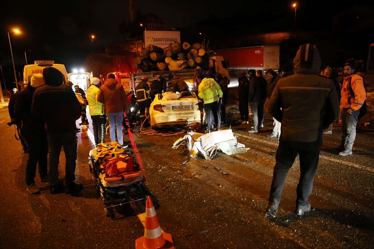 TIR’a çarpan otomobil bu hale geldi! 1 ölü, 2 yaralı var 4