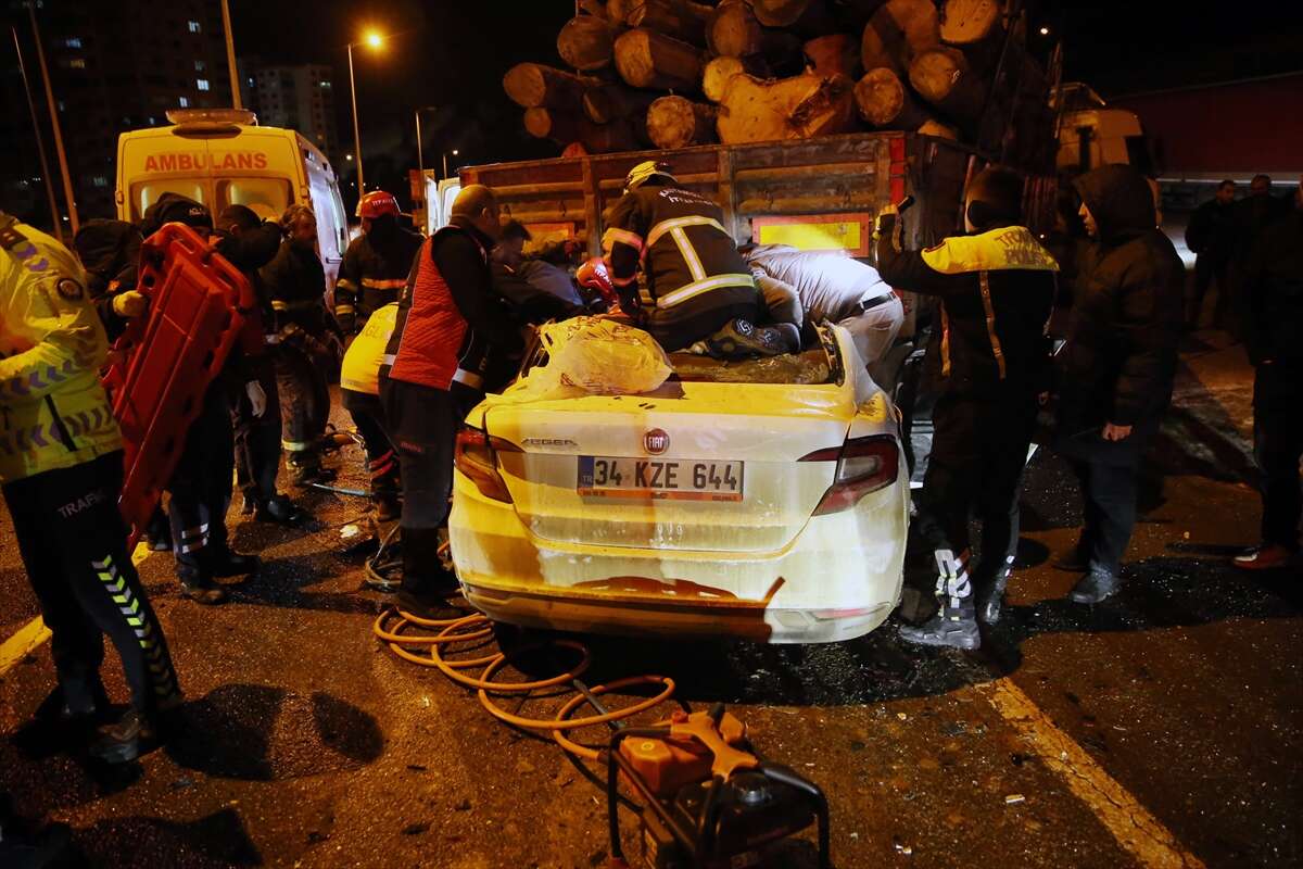 TIR’a çarpan otomobil bu hale geldi! 1 ölü, 2 yaralı var 2