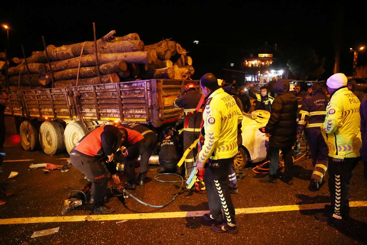 TIR’a çarpan otomobil bu hale geldi! 1 ölü, 2 yaralı var 5