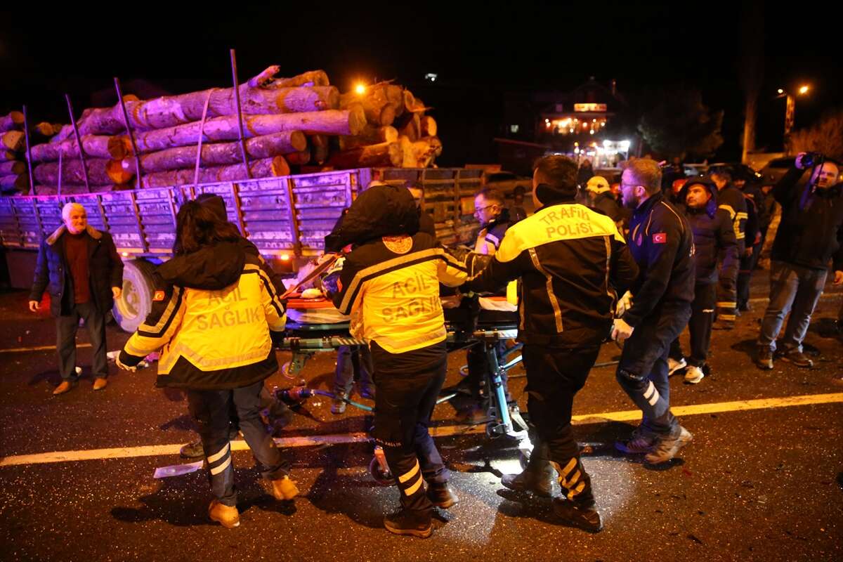 TIR’a çarpan otomobil bu hale geldi! 1 ölü, 2 yaralı var 3