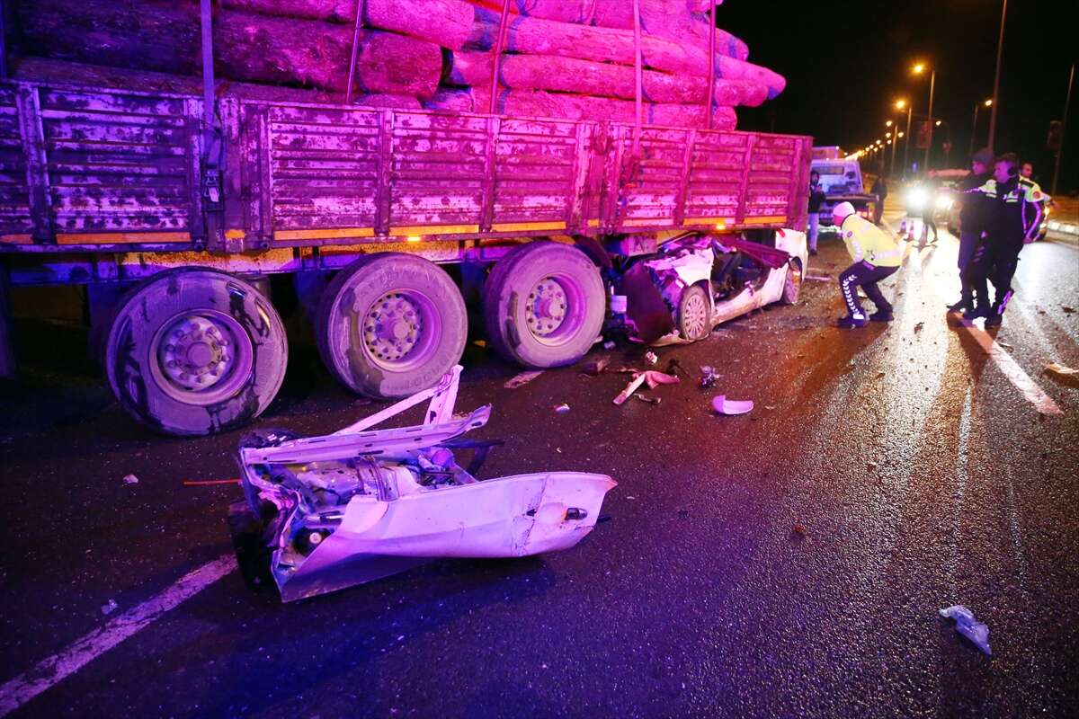 TIR’a çarpan otomobil bu hale geldi! 1 ölü, 2 yaralı var 6