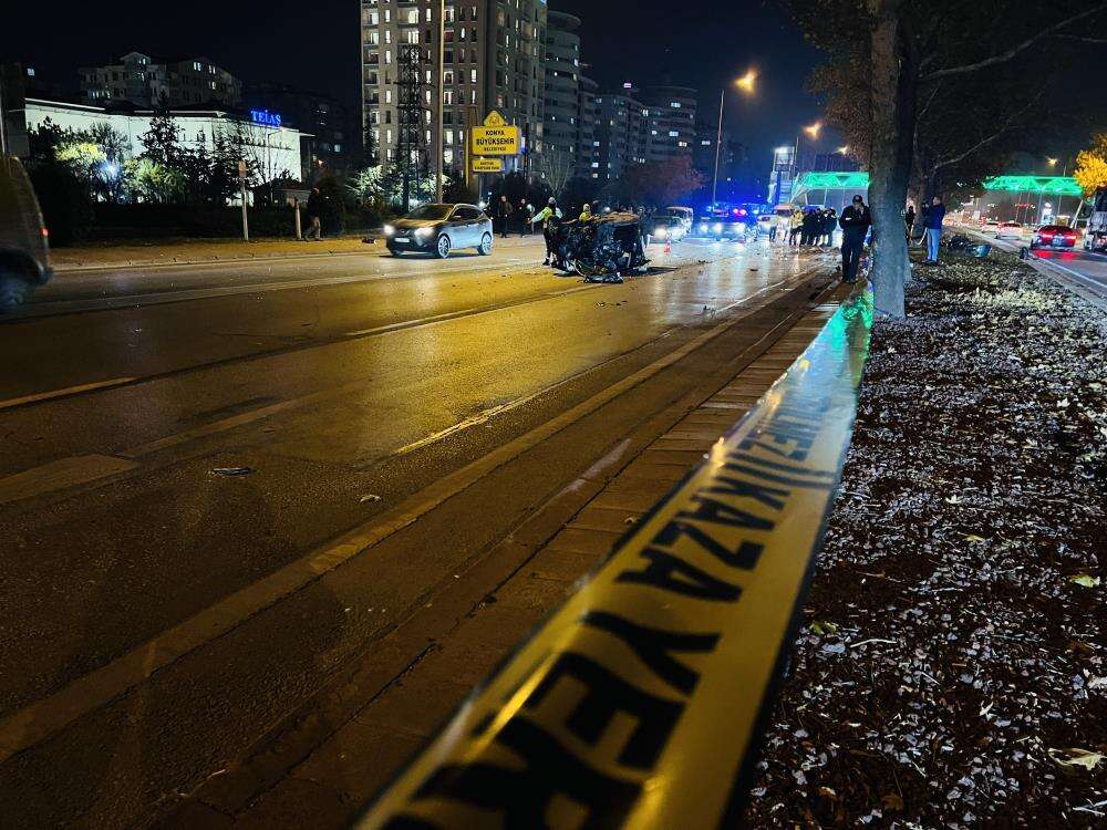 Konya’nın yoğun yolunda yeni kaza! Ağaca çarpıp takla attı 8