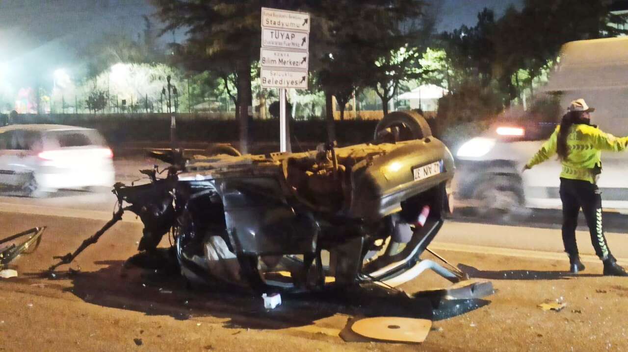 Konya’nın yoğun yolunda yeni kaza! Ağaca çarpıp takla attı 3