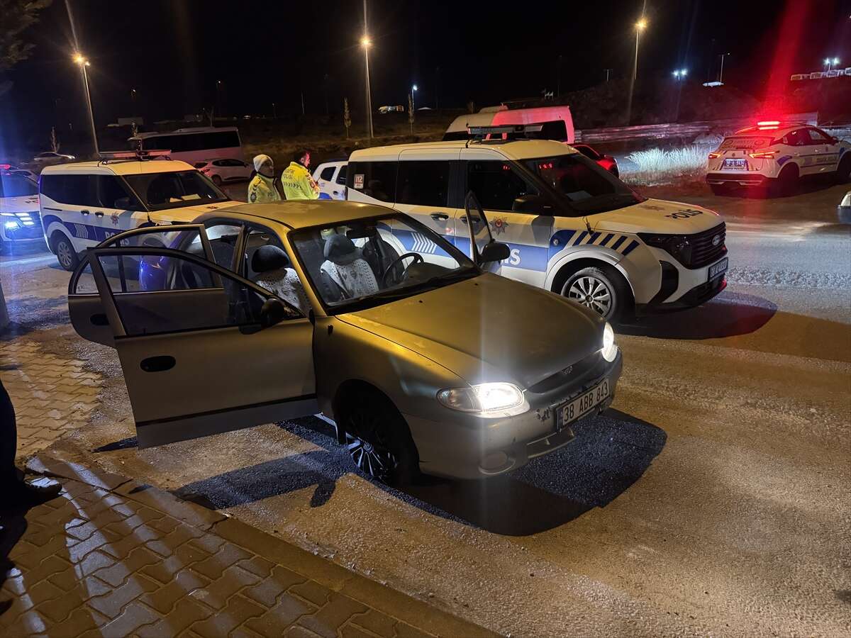 Geceyi hareketlendiren olay! Polise çarpıp kaçtılar 1