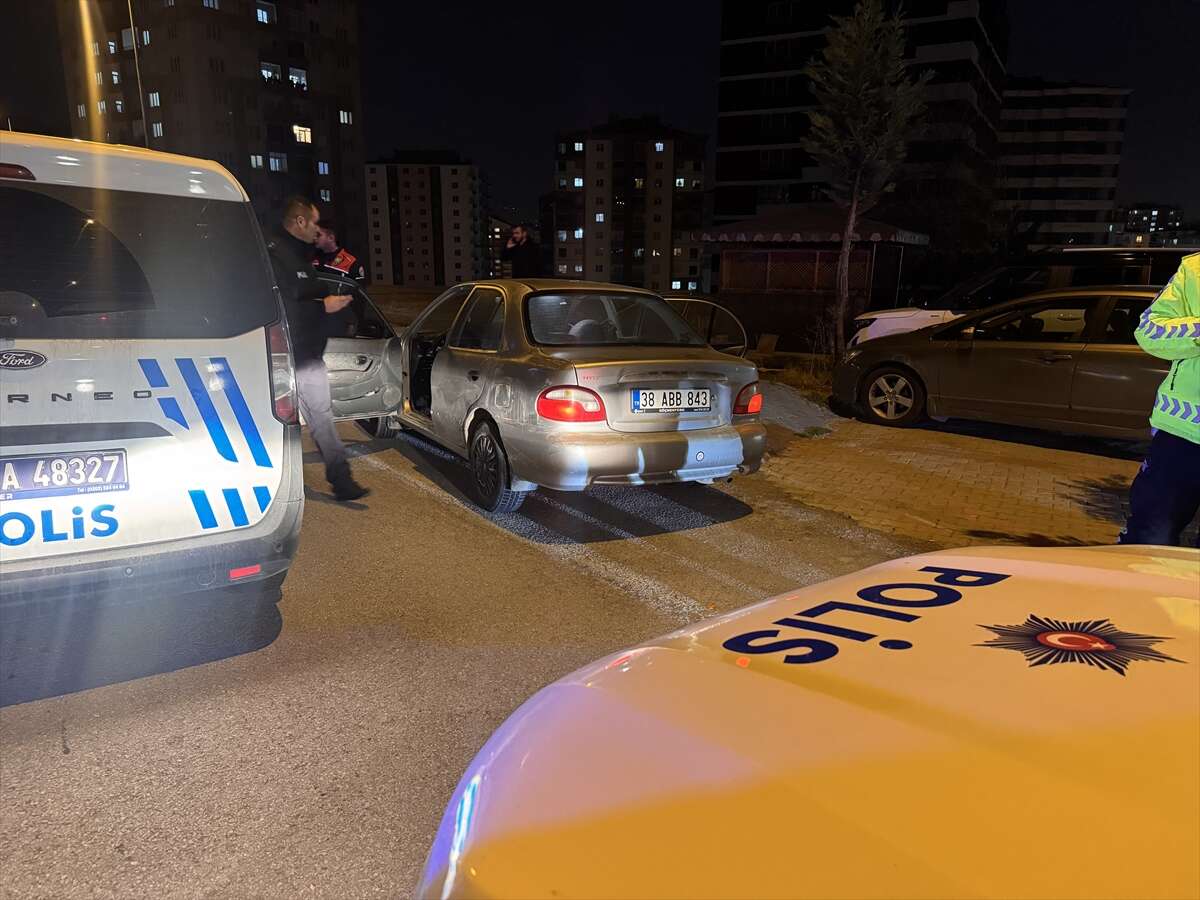 Geceyi hareketlendiren olay! Polise çarpıp kaçtılar 3