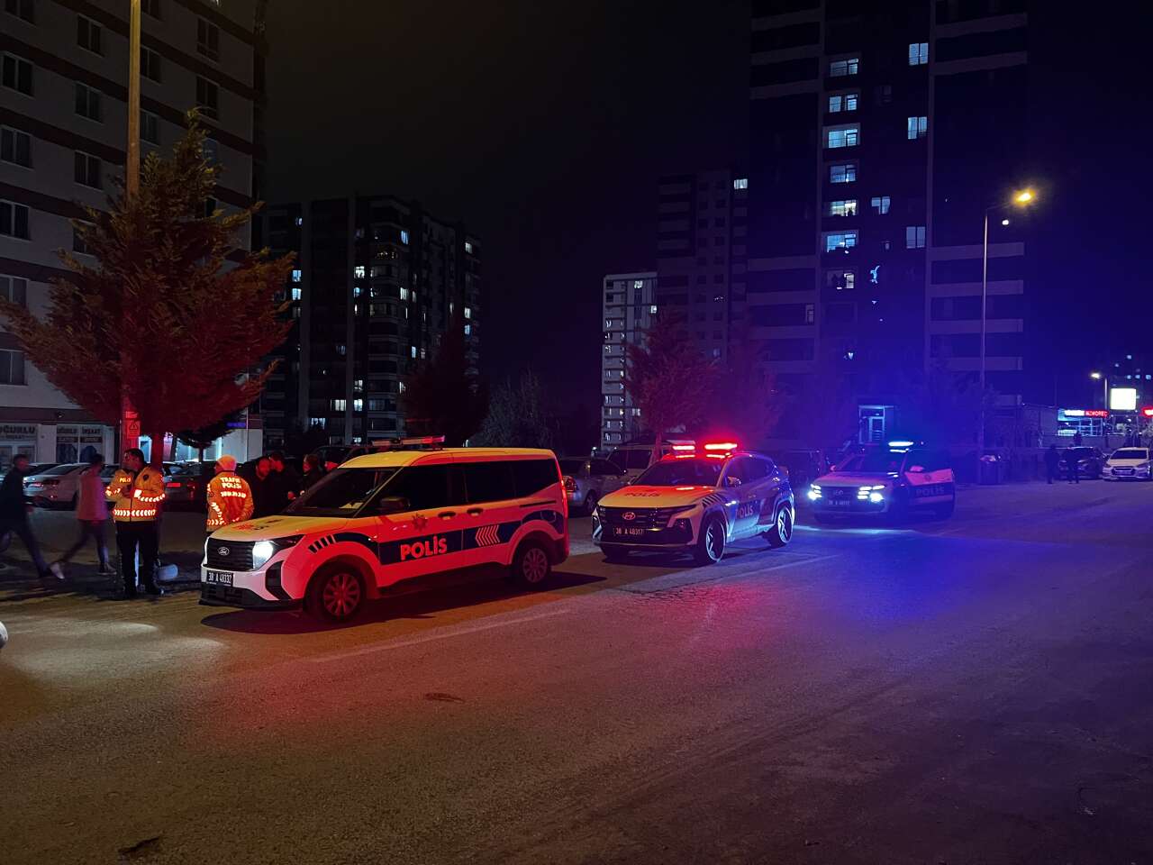 Geceyi hareketlendiren olay! Polise çarpıp kaçtılar 8