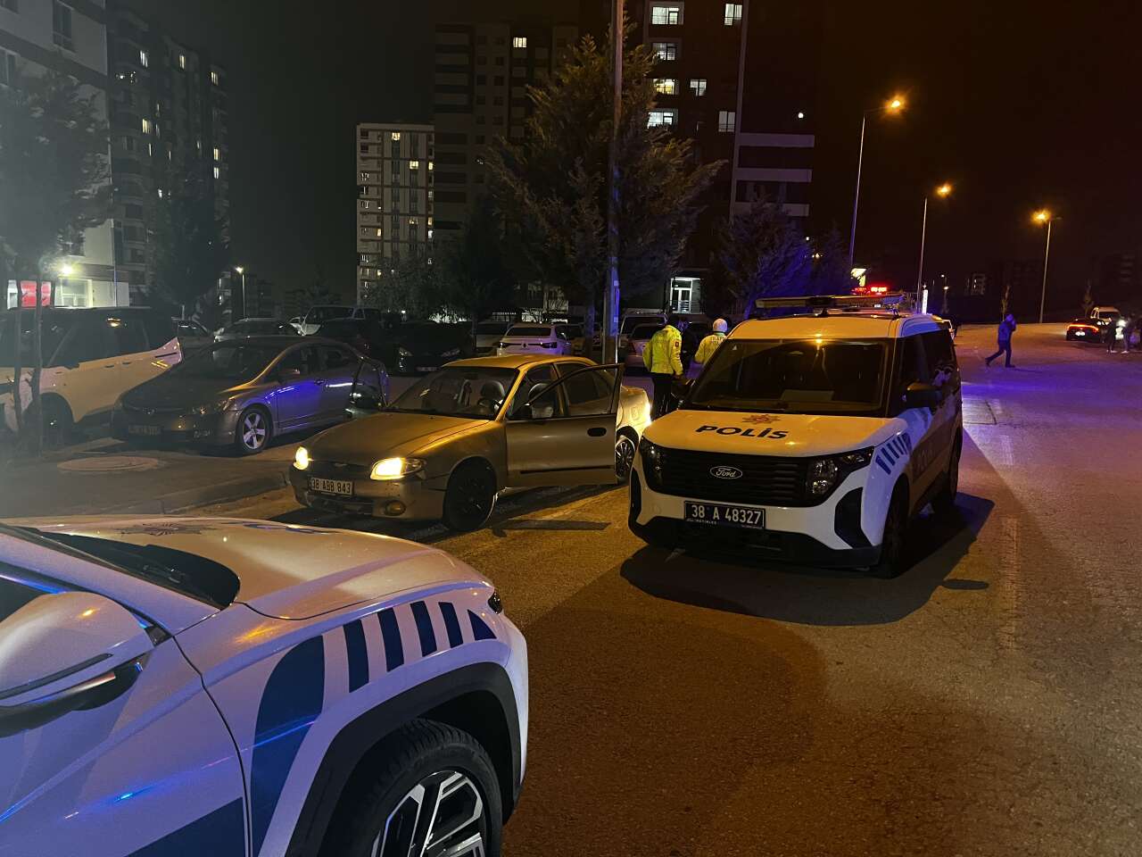 Geceyi hareketlendiren olay! Polise çarpıp kaçtılar 5