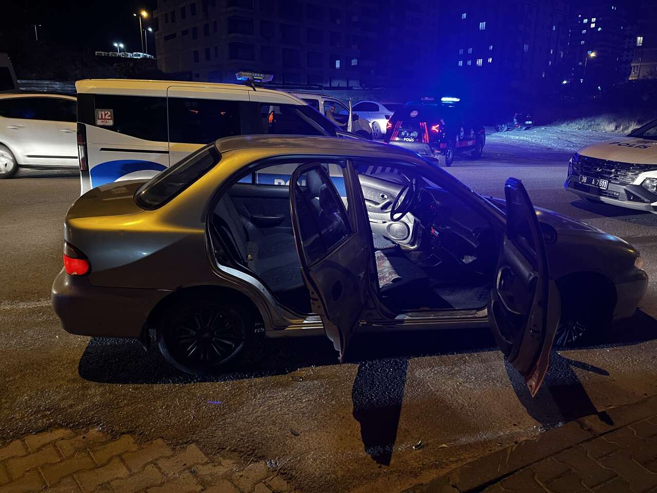 Geceyi hareketlendiren olay! Polise çarpıp kaçtılar 6