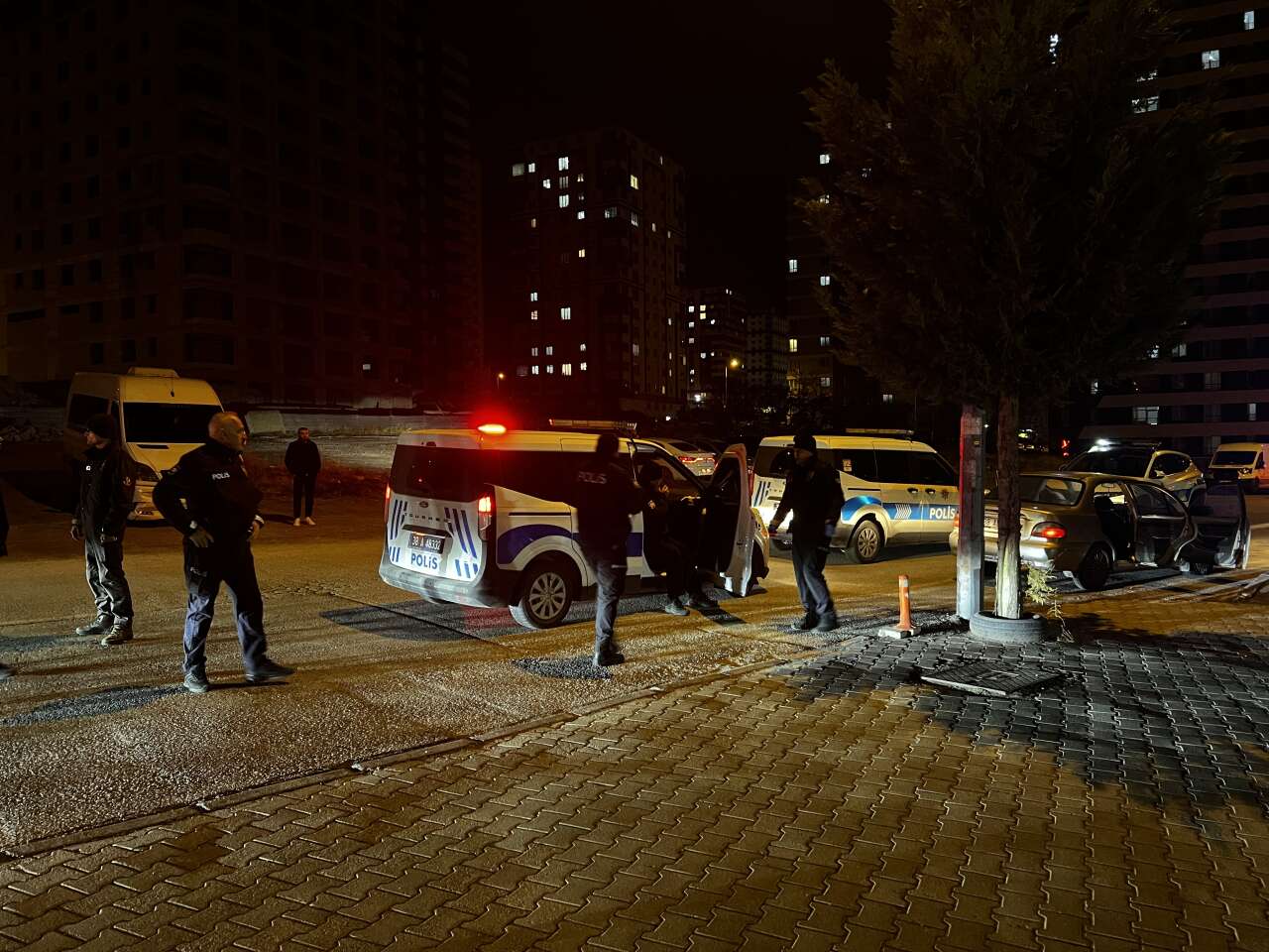 Geceyi hareketlendiren olay! Polise çarpıp kaçtılar 4