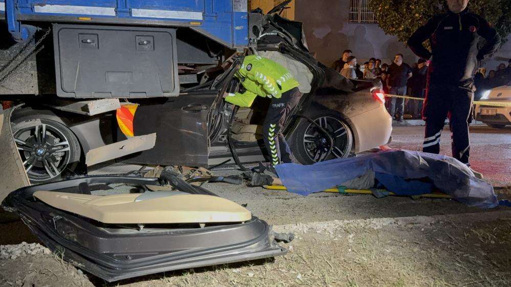 Lüks otomobil duran kamyonun altına girdi! 1 ölü, 2 yaralı var 1