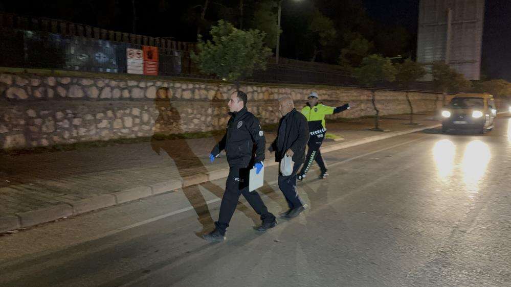 Lüks otomobil duran kamyonun altına girdi! 1 ölü, 2 yaralı var 6