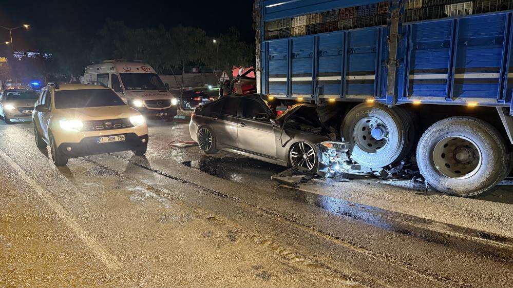 Lüks otomobil duran kamyonun altına girdi! 1 ölü, 2 yaralı var 2