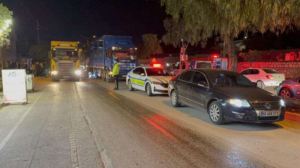 Lüks otomobil duran kamyonun altına girdi! 1 ölü, 2 yaralı var 4
