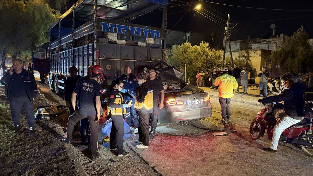 Lüks otomobil duran kamyonun altına girdi! 1 ölü, 2 yaralı var 3