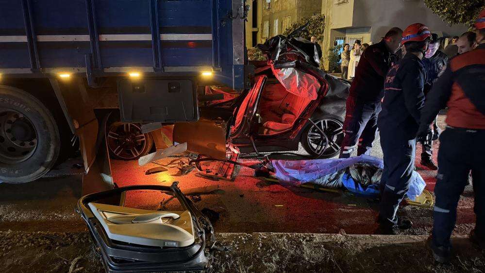 Lüks otomobil duran kamyonun altına girdi! 1 ölü, 2 yaralı var 5