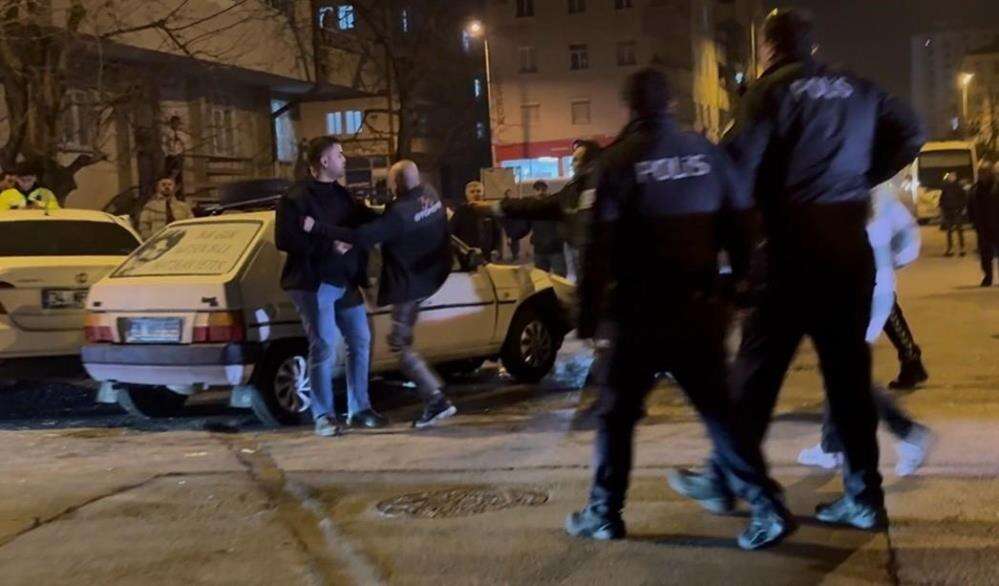 Savrulan otomobil yayalara çarptı, acılı baba ortalığı birbirine kattı 6