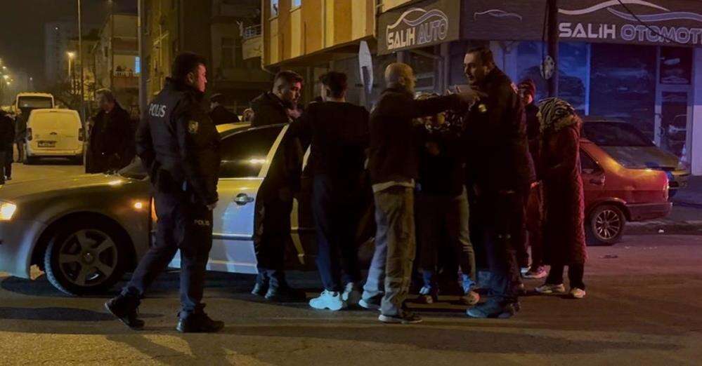 Savrulan otomobil yayalara çarptı, acılı baba ortalığı birbirine kattı 5