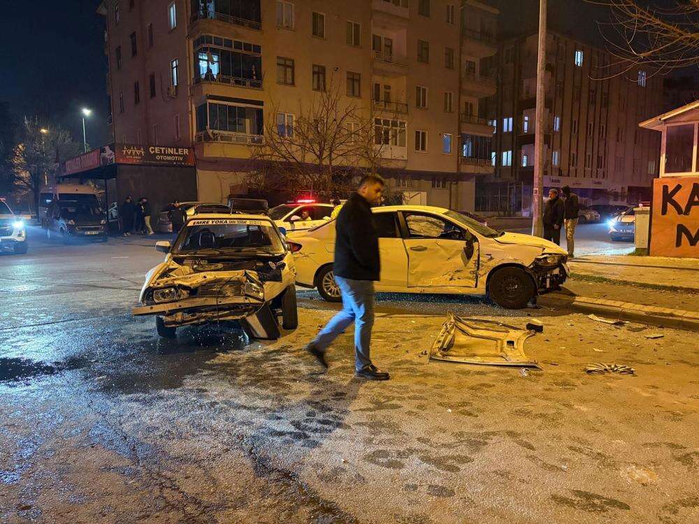 Savrulan otomobil yayalara çarptı, acılı baba ortalığı birbirine kattı 1