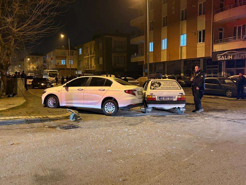 Savrulan otomobil yayalara çarptı, acılı baba ortalığı birbirine kattı 2