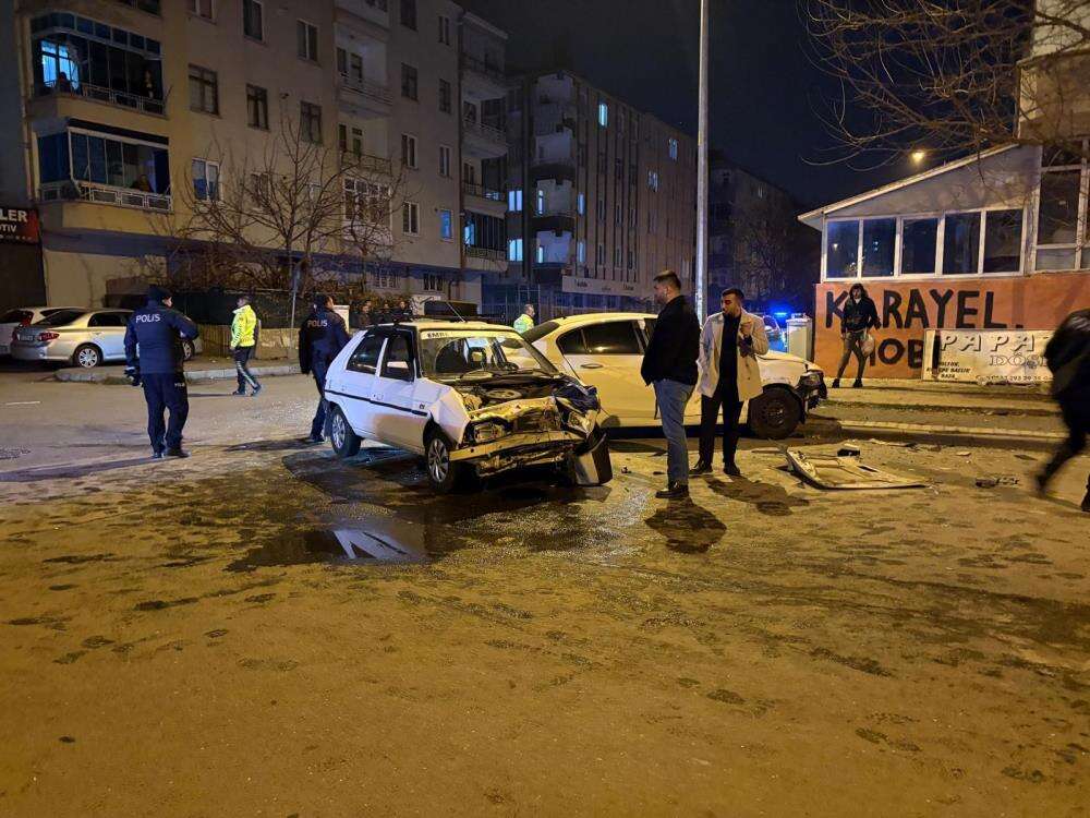 Savrulan otomobil yayalara çarptı, acılı baba ortalığı birbirine kattı 4