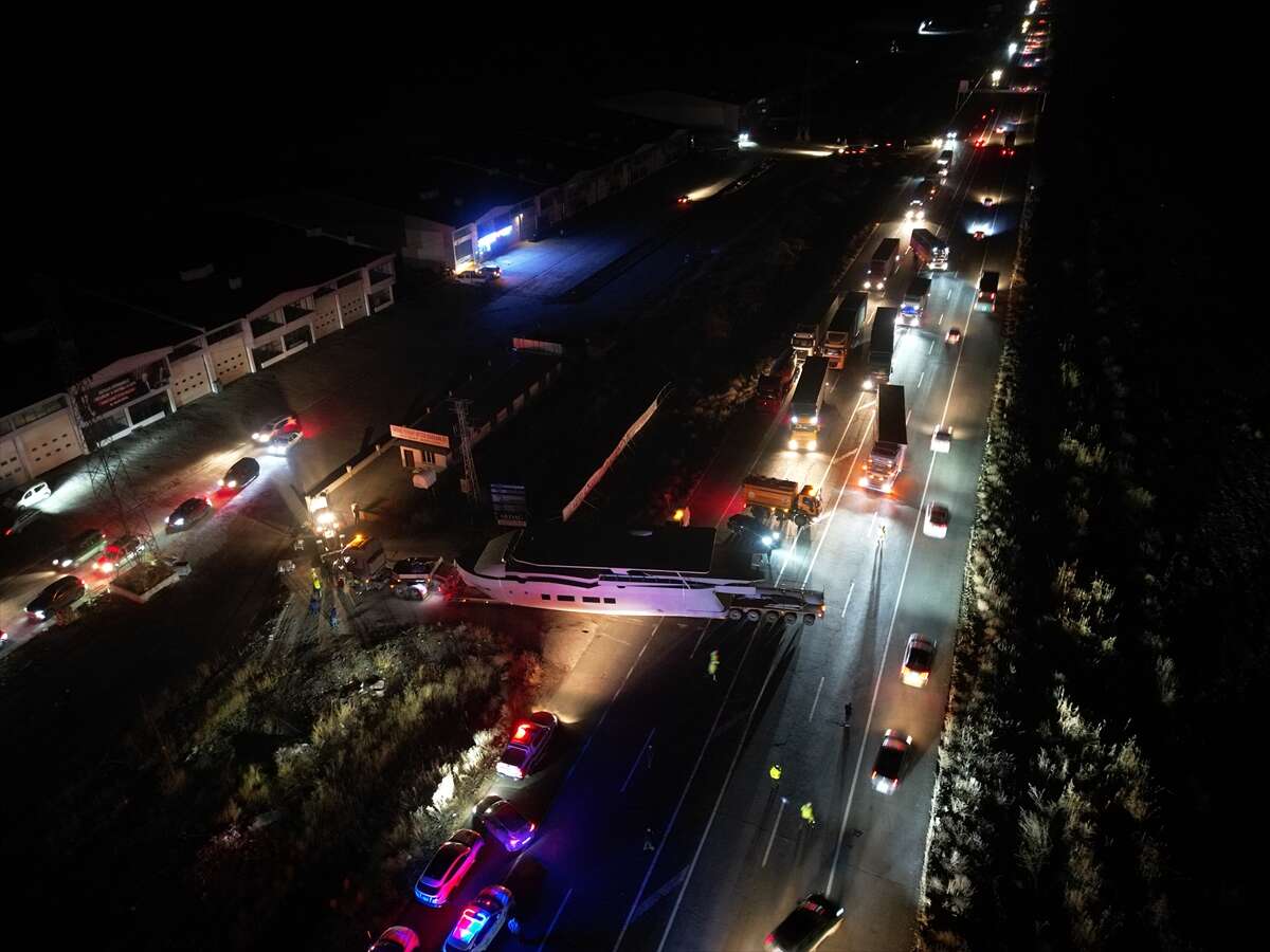 Karayolunda yat gören sürücüler gözlerine inanamadı 1