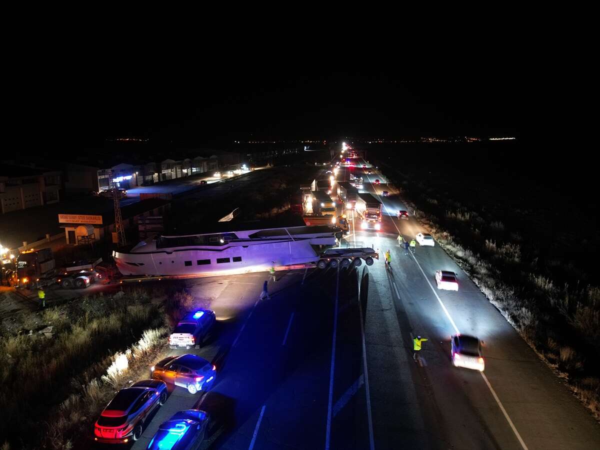 Karayolunda yat gören sürücüler gözlerine inanamadı 3