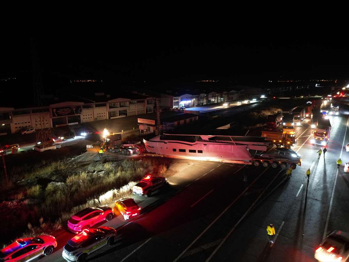 Karayolunda yat gören sürücüler gözlerine inanamadı 4