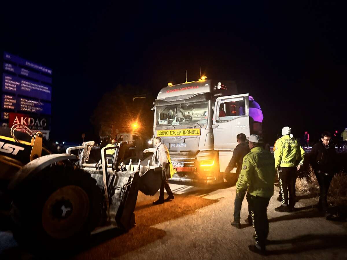 Karayolunda yat gören sürücüler gözlerine inanamadı 9