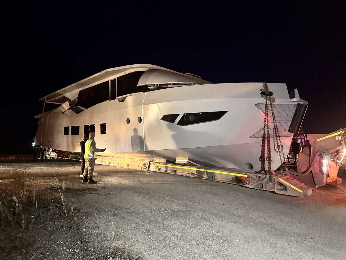 Karayolunda yat gören sürücüler gözlerine inanamadı 7