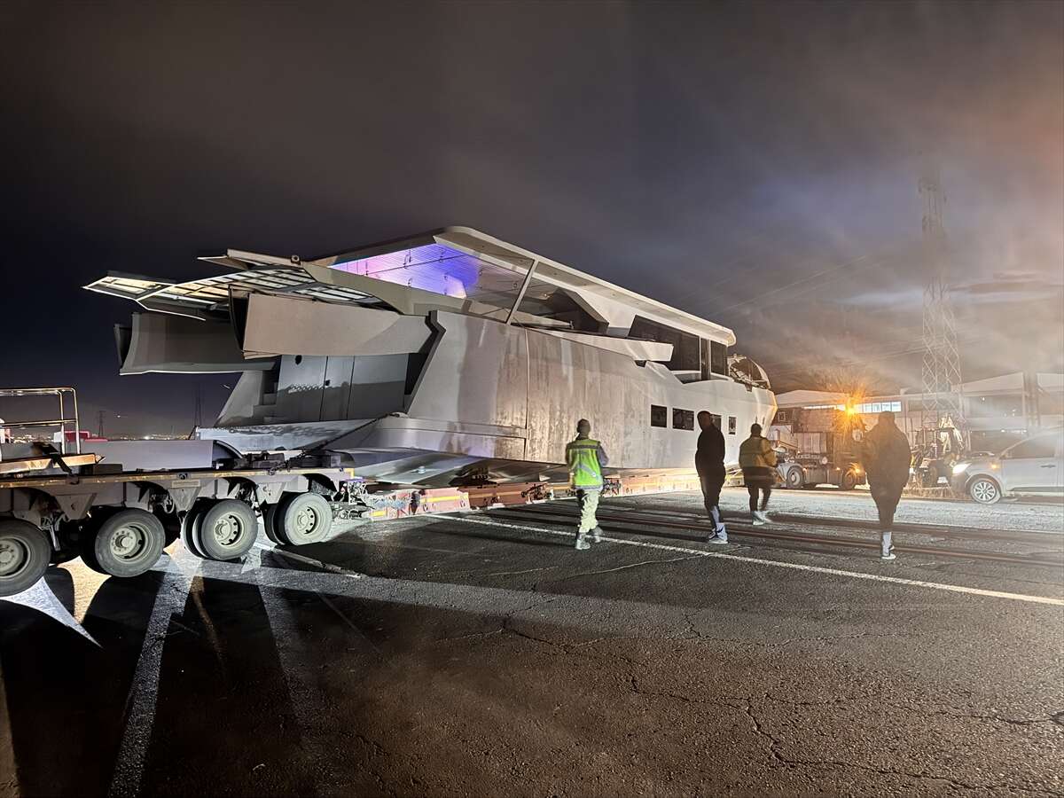 Karayolunda yat gören sürücüler gözlerine inanamadı 6