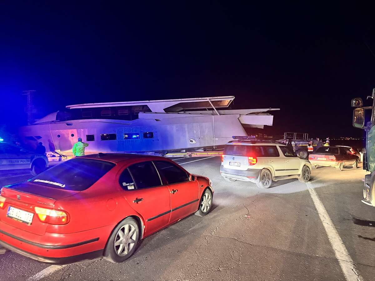 Karayolunda yat gören sürücüler gözlerine inanamadı 8