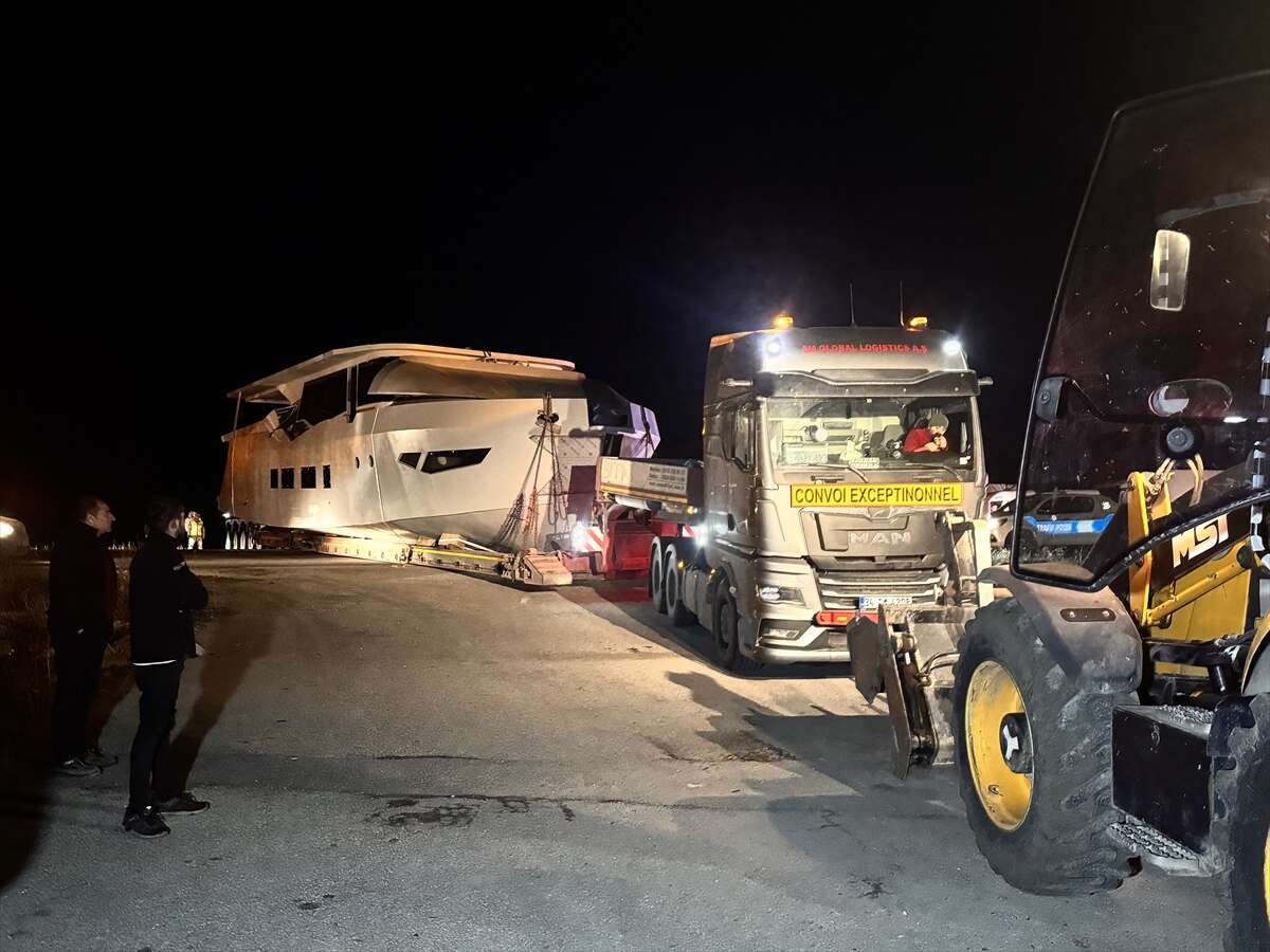 Karayolunda yat gören sürücüler gözlerine inanamadı 10