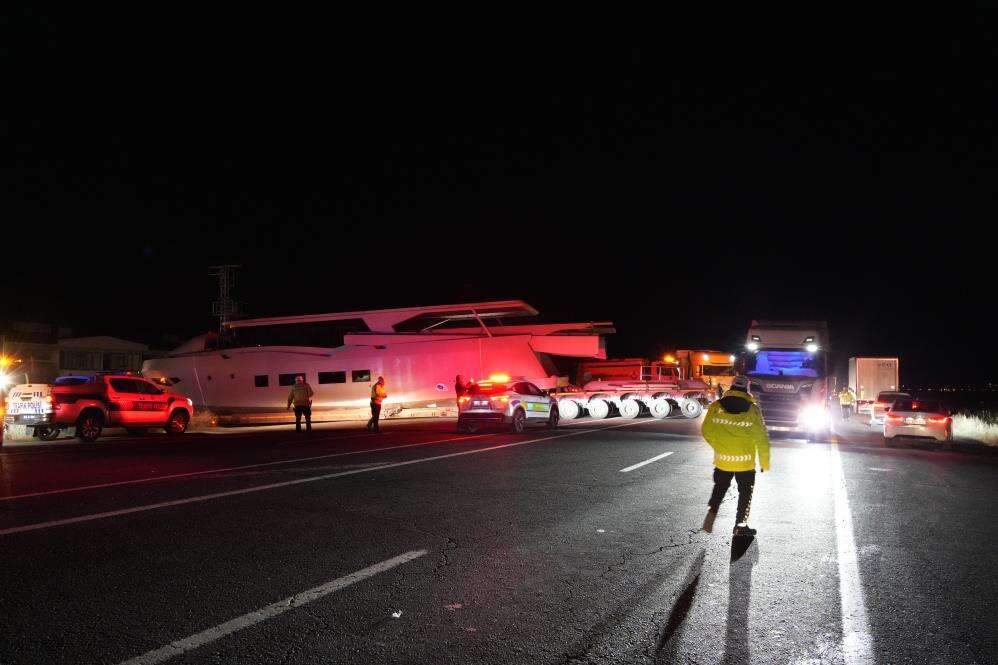 Karayolunda yat gören sürücüler gözlerine inanamadı 11