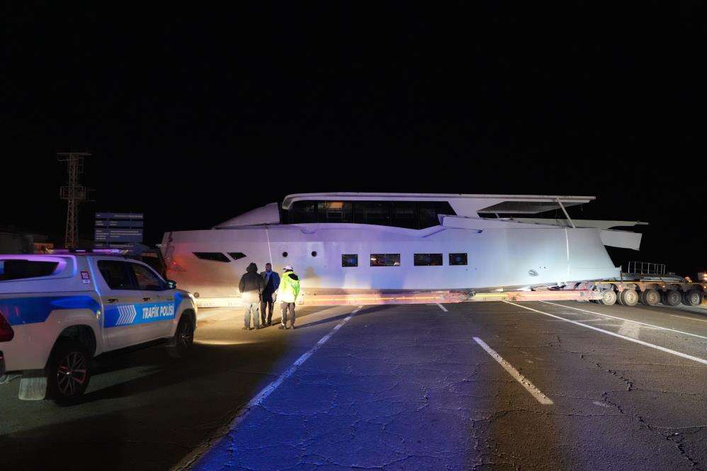 Karayolunda yat gören sürücüler gözlerine inanamadı 12