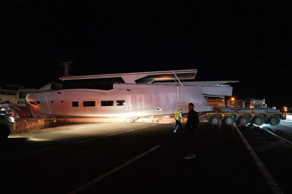 Karayolunda yat gören sürücüler gözlerine inanamadı 14