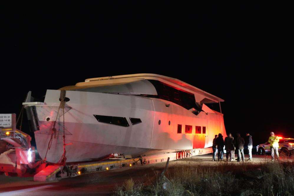 Karayolunda yat gören sürücüler gözlerine inanamadı 13