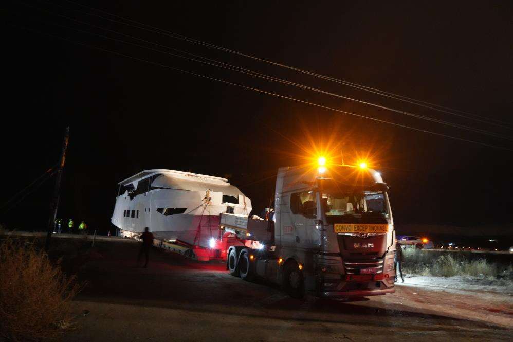 Karayolunda yat gören sürücüler gözlerine inanamadı 15