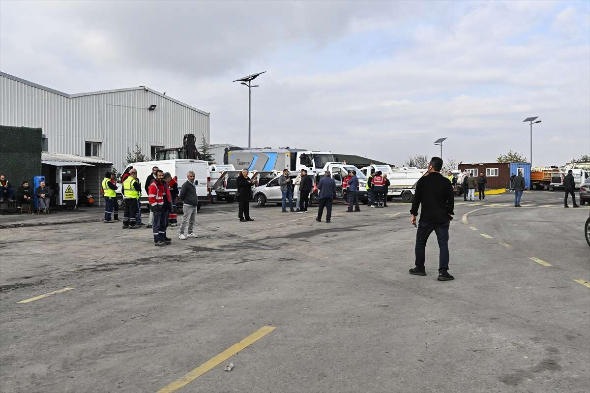 Belediye çalışanları iş bıraktı, ilçede çöpler dağ oldu 11