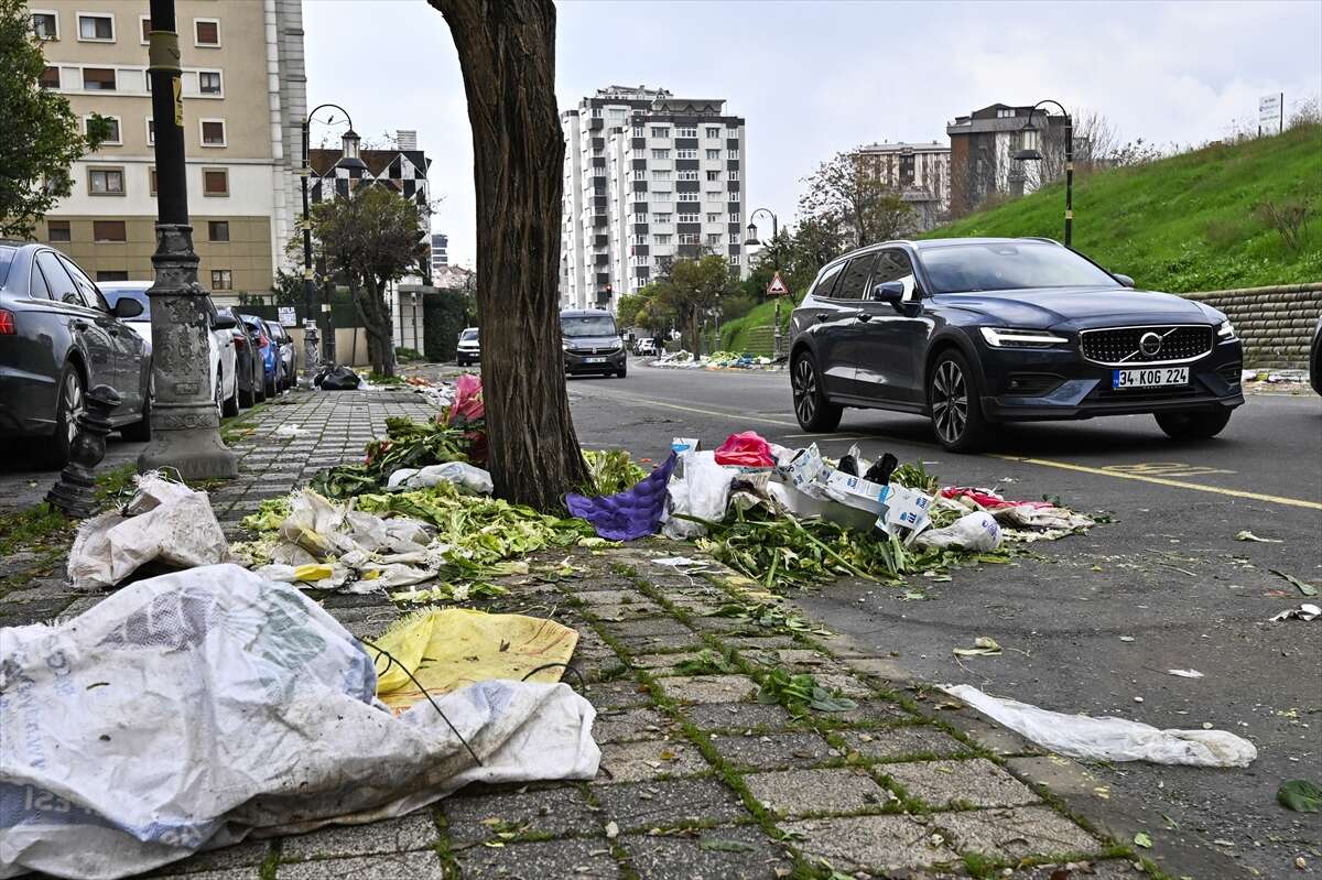 Belediye çalışanları iş bıraktı, ilçede çöpler dağ oldu 7