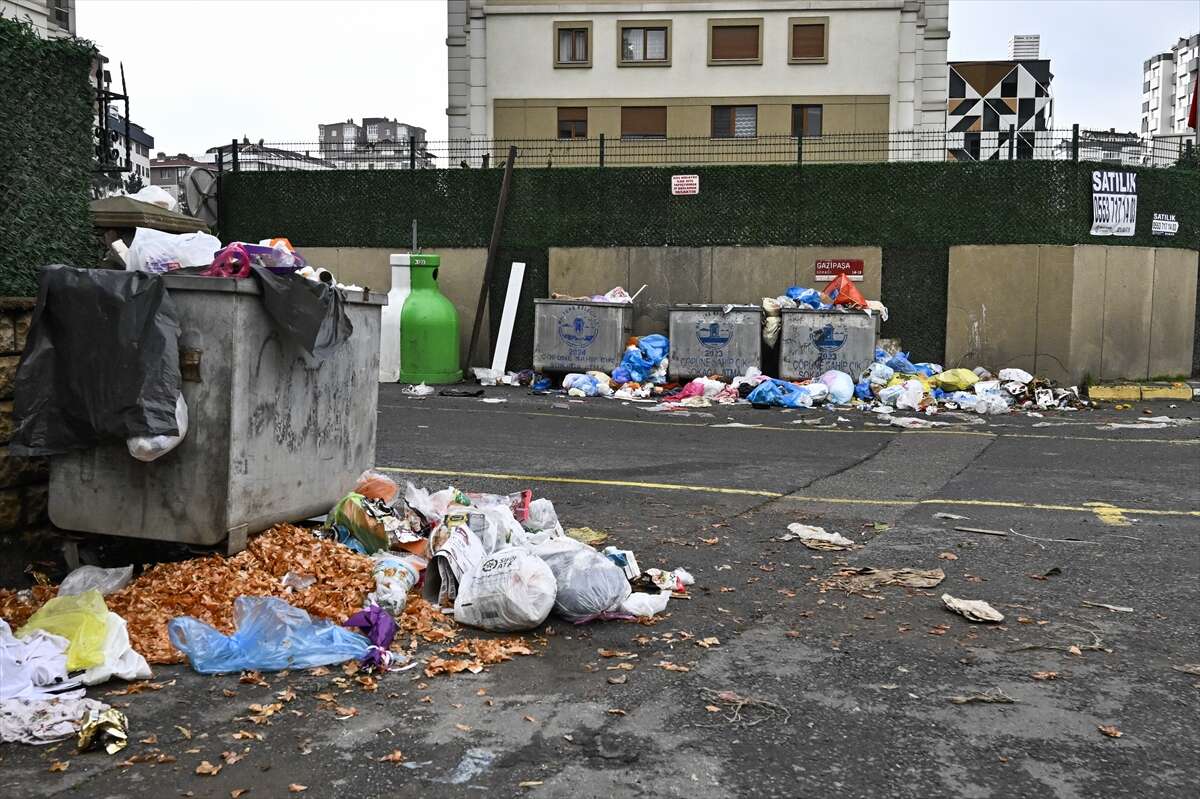 Belediye çalışanları iş bıraktı, ilçede çöpler dağ oldu 10