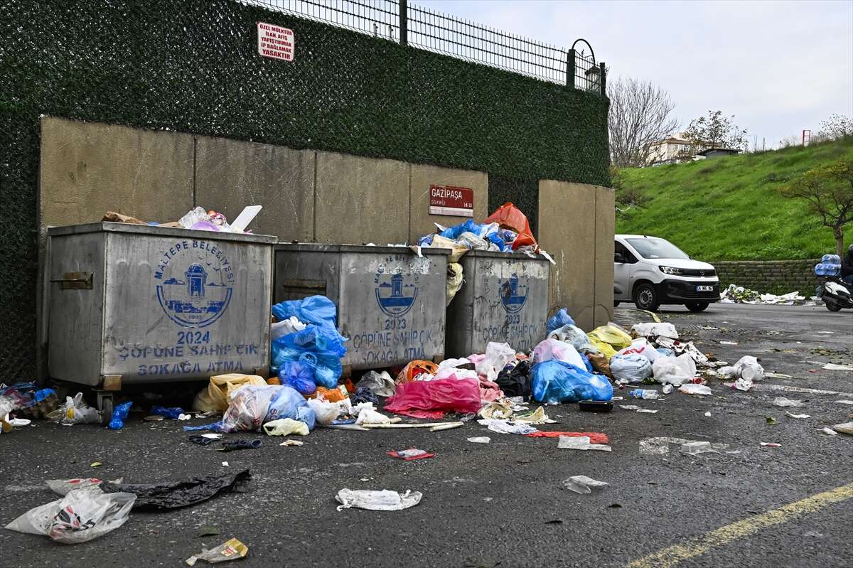 Belediye çalışanları iş bıraktı, ilçede çöpler dağ oldu 9