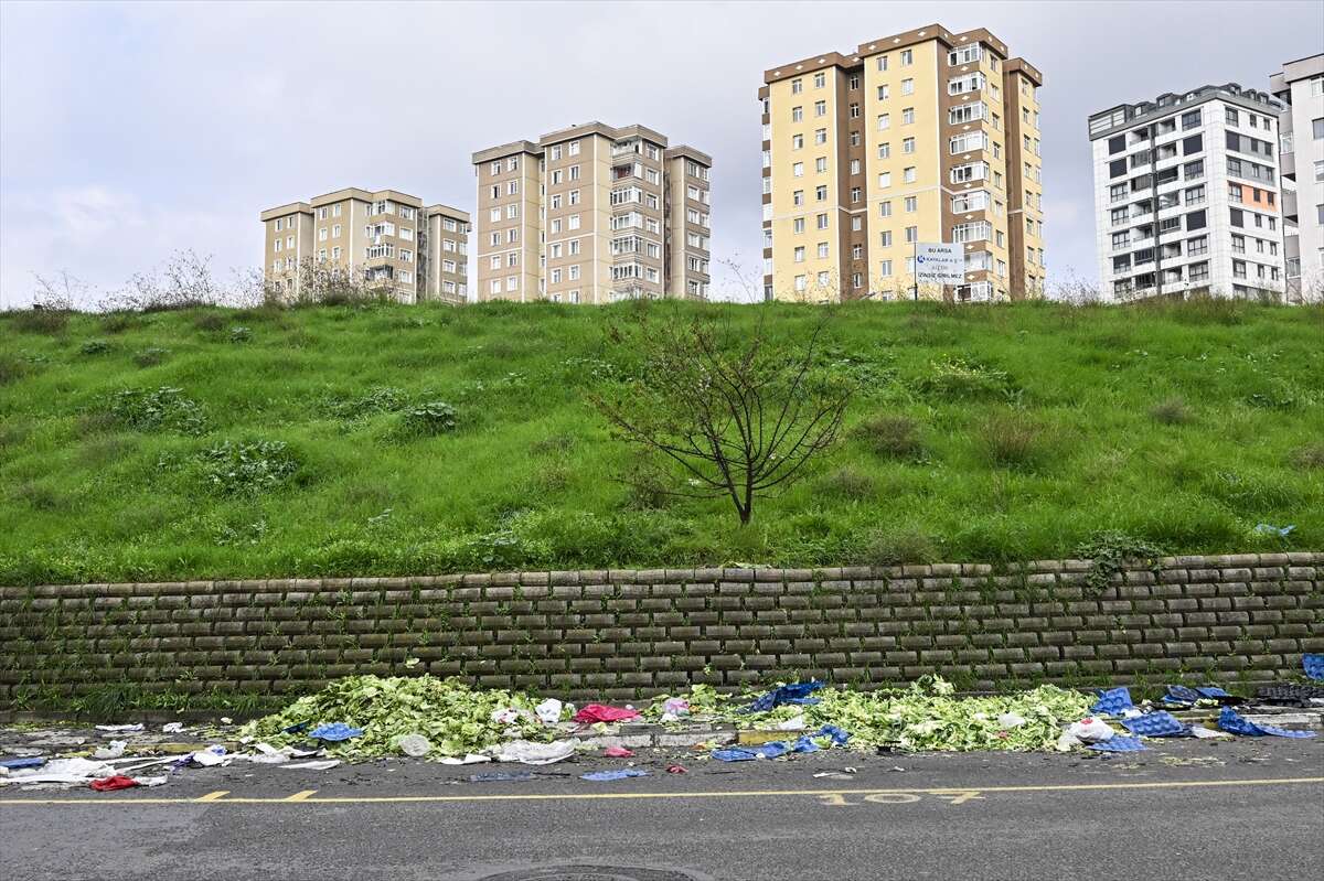 Belediye çalışanları iş bıraktı, ilçede çöpler dağ oldu 8