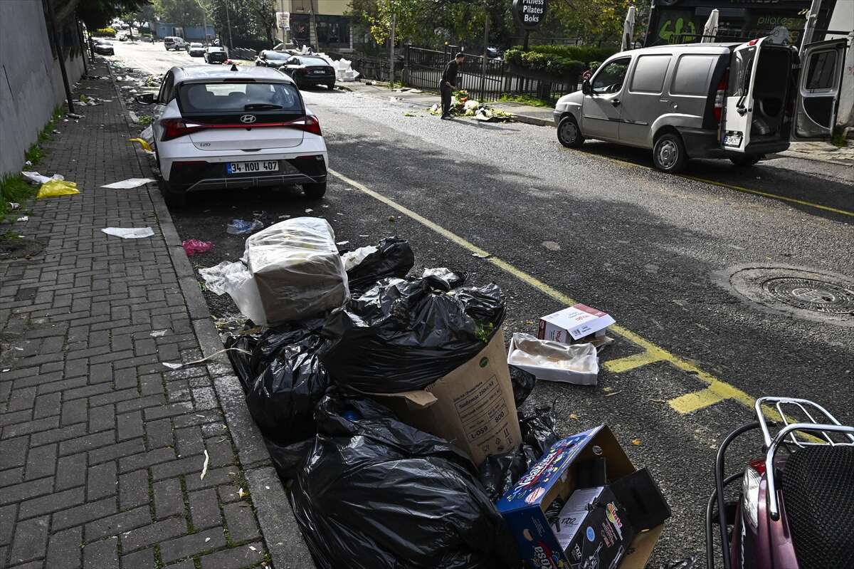 Belediye çalışanları iş bıraktı, ilçede çöpler dağ oldu 6