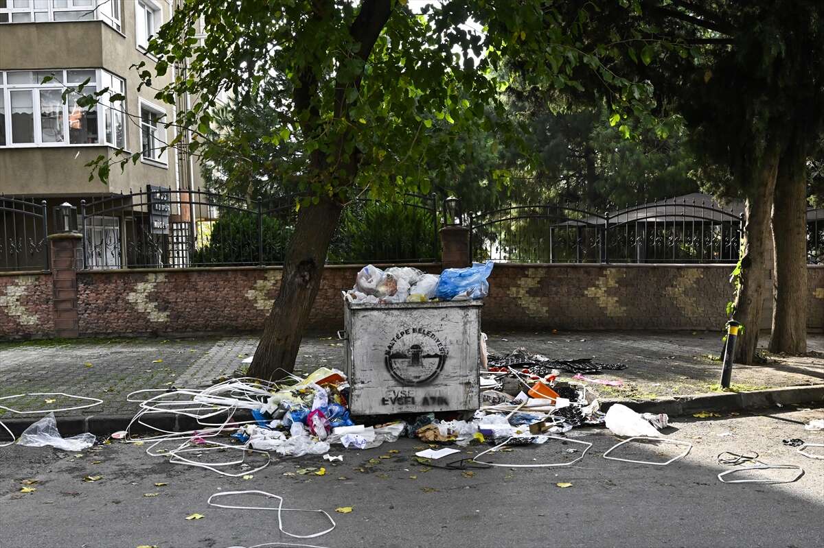 Belediye çalışanları iş bıraktı, ilçede çöpler dağ oldu 5