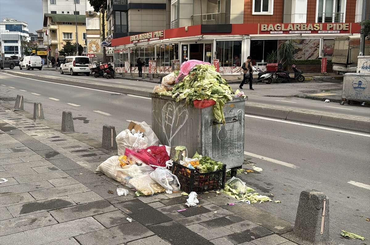 Belediye çalışanları iş bıraktı, ilçede çöpler dağ oldu 1