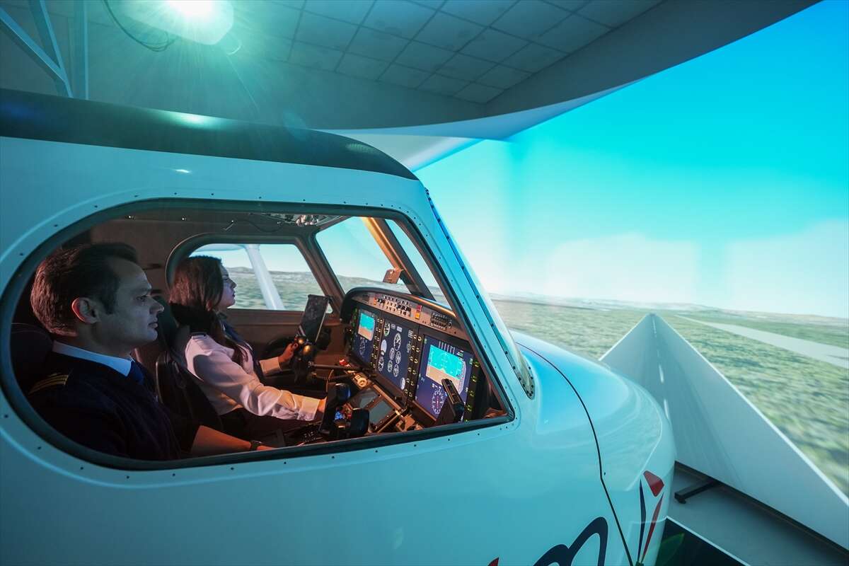 Gökyüzünde kadınların imzası! THK Üniversitesinde yetişiyorlar 16