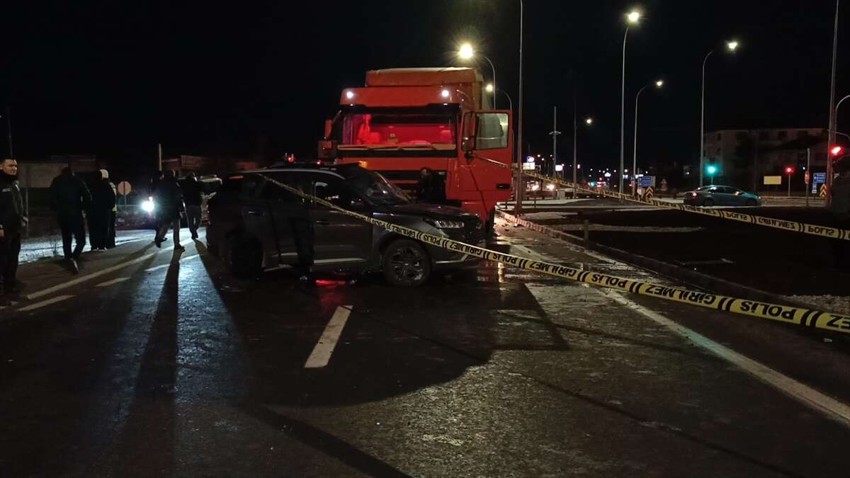 Konya yolunda TIR ile otomobil çarpıştı! 7 kişi yaralandı 2