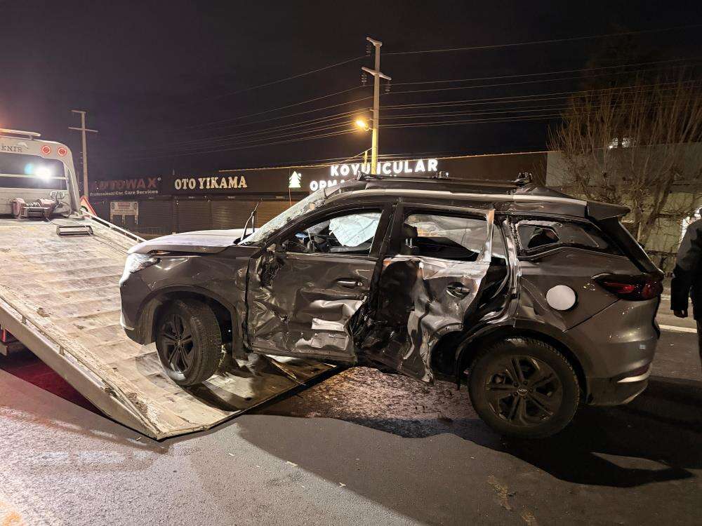 Konya yolunda TIR ile otomobil çarpıştı! 7 kişi yaralandı 3