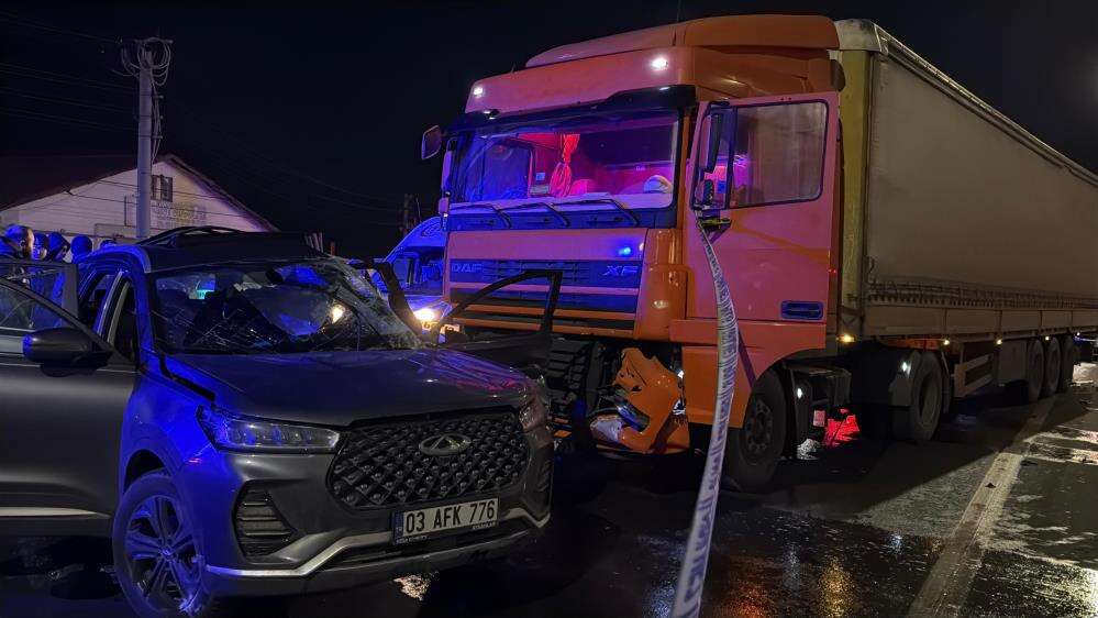 Konya yolunda TIR ile otomobil çarpıştı! 7 kişi yaralandı 4